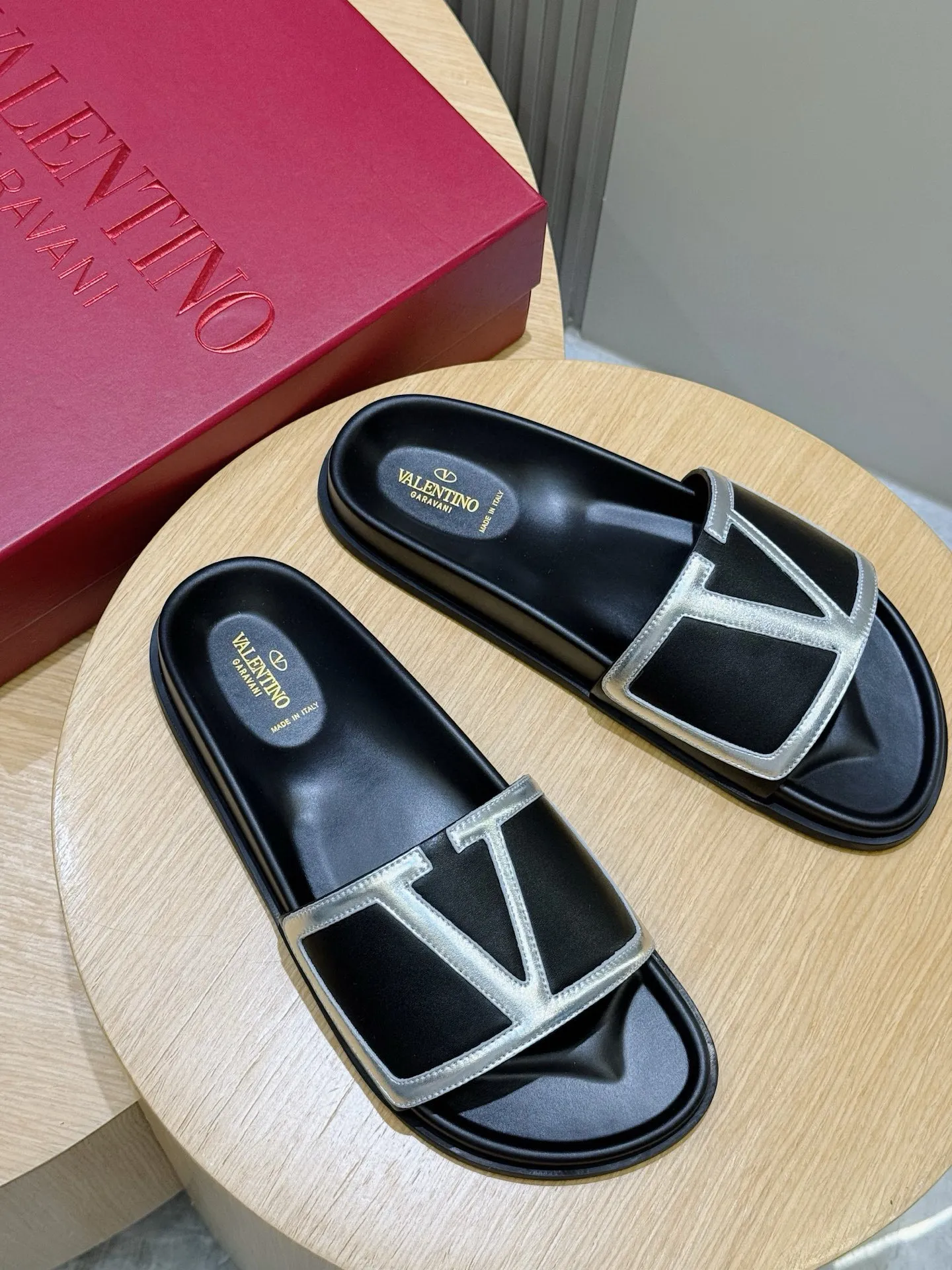 [VALENTINO] Top P: 540💰 Size: 39-44 (customized at 38.45) 🆕2025VLT — Valentino’s latest summer men’s slippers. The use of imported cowhide elements on slippers has been sublimated! It is worthy of recognition both visually and in terms of quality. Excellent quality, comfortable and durable! The embellishment of the perforated V hardware on the toe adds a sense of fashion! Cowhide feet